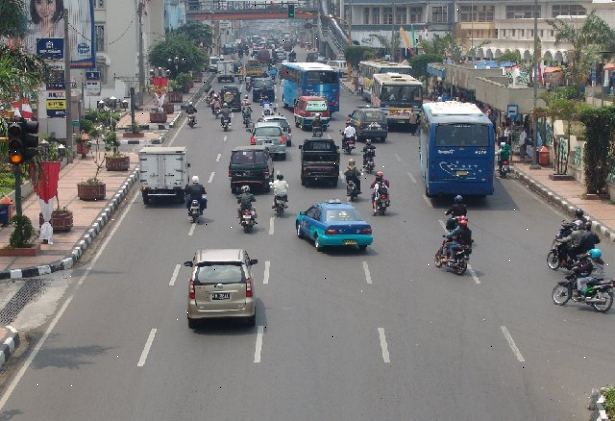 Hvordan å krysse veien i indonesia. Gi din fulle oppmerksomhet til hva du gjør.