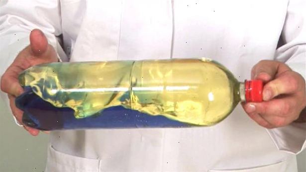 Hvordan lage en spin rakett cartesian dykker. Skjær bunnen av av en liten, plast saus flaske.