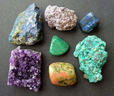 Hvordan å identifisere felles mineraler. Begynne med å ta en titt på mineral farge.
