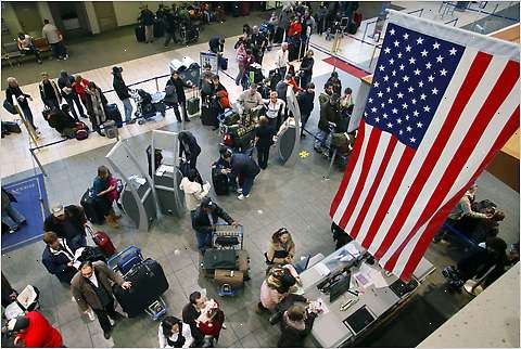 Hvordan gå gjennom USA toll. Ombord flyet ditt, vil du bli gitt toll og innvandring dokumenter.