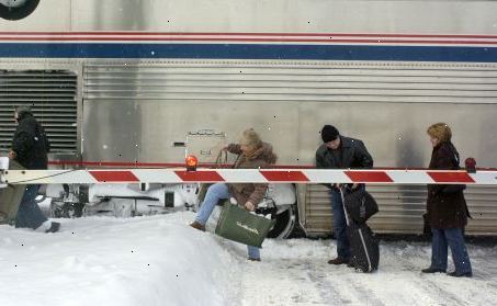 Hvordan fange en Amtrak tog. Finn ut hvor nærmeste Amtrak stasjoner er til ditt hjem og ditt reisemål.