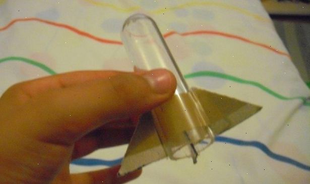 Hvordan lage en natron og eddik rakett. Fyll flasken omtrent 1/4 til 1/3 av veien med eddik.