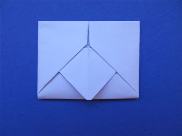 Hvordan brette og sette inn et brev i en konvolutt. Avhengig av størrelsen på konvolutten og størrelsen på brevet, må du kaste annerledes.