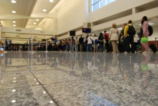 Hvordan forberede en TSA kropp scan eller klappe ned. Sjekk for å se hva sikkerhetstiltak ditt flyplassen bruker.