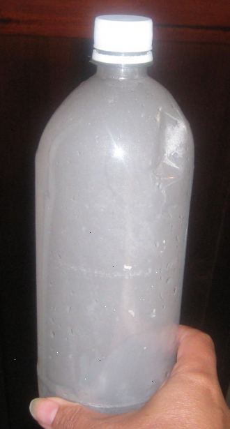 Hvordan lage tåke i en flaske. Fyll opp glasset eller flasken helt med veldig varmt vann og la den bli der i ca 65 sekunder.