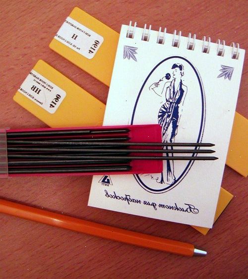 Hvordan lage en lommeformat blyanttegning kit. Mål lengden på din blyant bly holder.