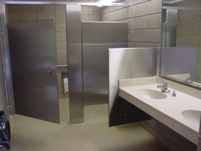 Hvordan du bruker et offentlig toalett. Når du skriver inn en stall, se på toalettsetet.