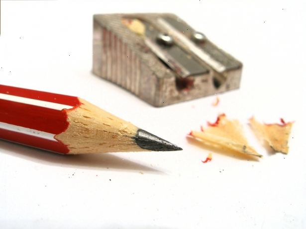 Hvordan skjerpe en blyant. Sett ledelsen enden av blyanten i knivsliper.