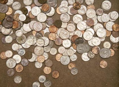 Hvordan spare småpenger. Gå til en bank og få en haug med mynt wrappers.