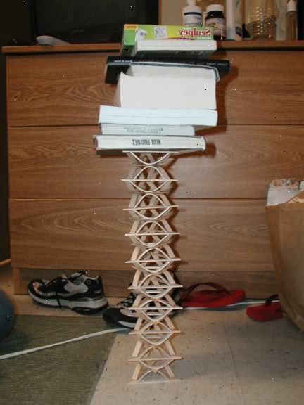 Hvordan bygge en Popsicle pinne tårnet. Riktignok er her en måte å gjøre det..