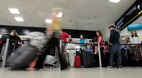 Hvordan unngå flyselskapet bagasje avgifter. Forstå de regler og vilkår som gjelder for din billett og flyselskapet.
