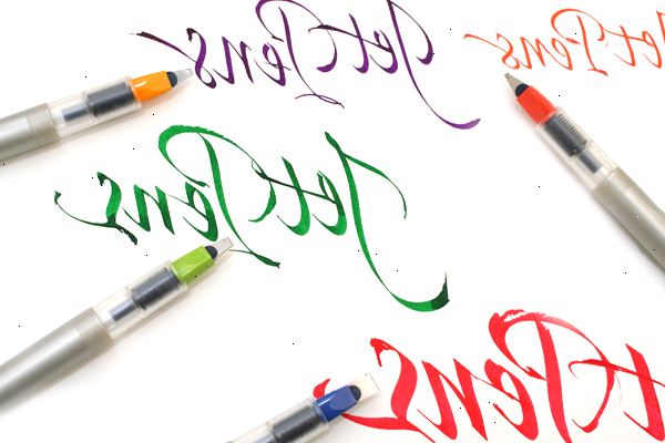 Hvordan skrive med en kalligrafipenn. Både fyllepenner og stål spiss penner må være formet med et bryne som passer din grep.