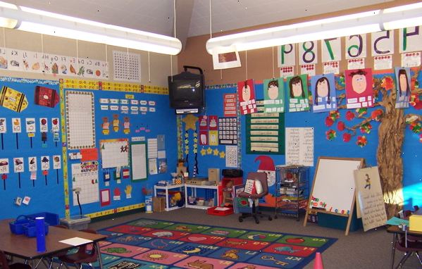 Hvordan sette opp en barnehage klasserommet. Ha noe å skrive på.