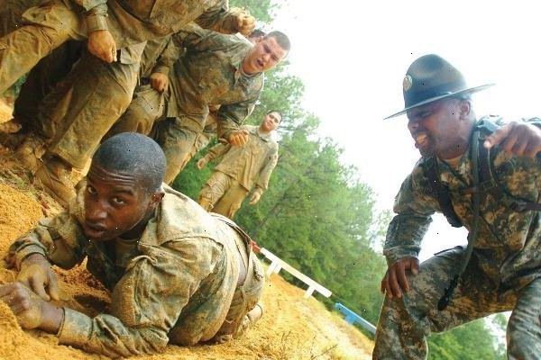 Hvordan delta på militære og overleve bootcamp. Snakk med en militær rekrutterer.