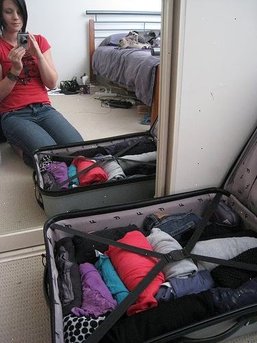 Hvordan å pakke for en fly tur som en tenåring jente. Finn noen forskjellige størrelser av kofferter eller duffle poser.