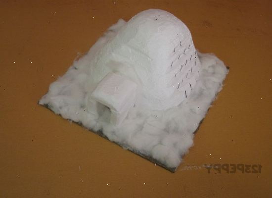 Hvordan lage en modell igloo. Skjær en 10x10 tommers stykke papp for basen.