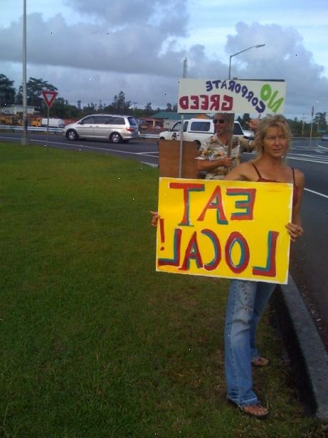 Hvordan spise lokalt i hawaii. Spør lokalbefolkningen eller beboere hvor de foretrekker å spise.